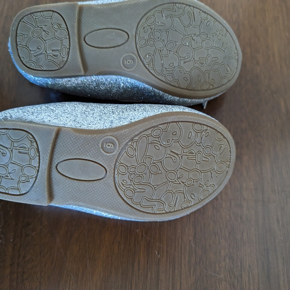 Toddler Silver Glitter Ballet Style Flats Shoes Baby Size 6 - Picture 2 of 2